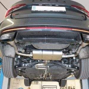 Skoda Octavia NX RS iV Endschalldämpfer Ausgang rechts/links - Austritt in den originalen Endrohr mit der Teilenummer 5E3 253 681 B